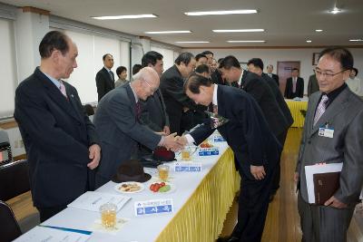 나운1동 주민과의 간담회에 참석하신 주민대표님들과 악수하시는 문동신 시장님2