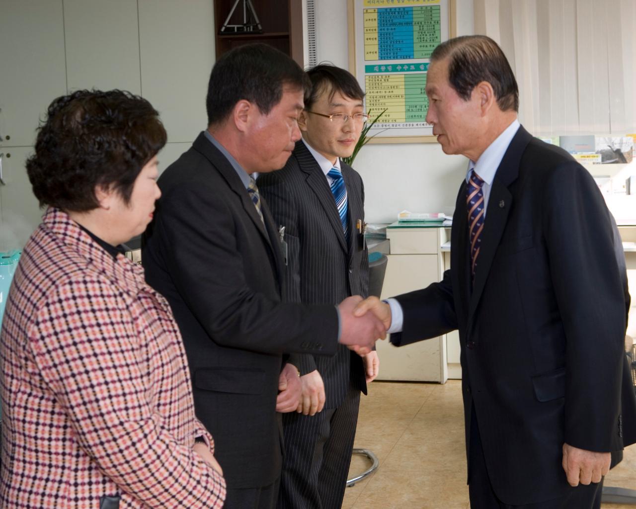 선양동사무소 직원들과 악수를 하시는 문동신 시장님