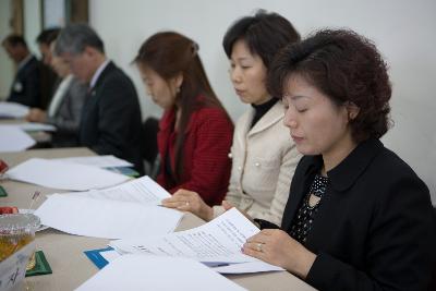 자료를 살펴보시는 중앙동 주민과의 간담회에 참석한 주민대표님들의 모습2