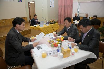 나운2동 주민과의 간담회에 참석하신 주민대표님들과 문동신 시장님의 모습