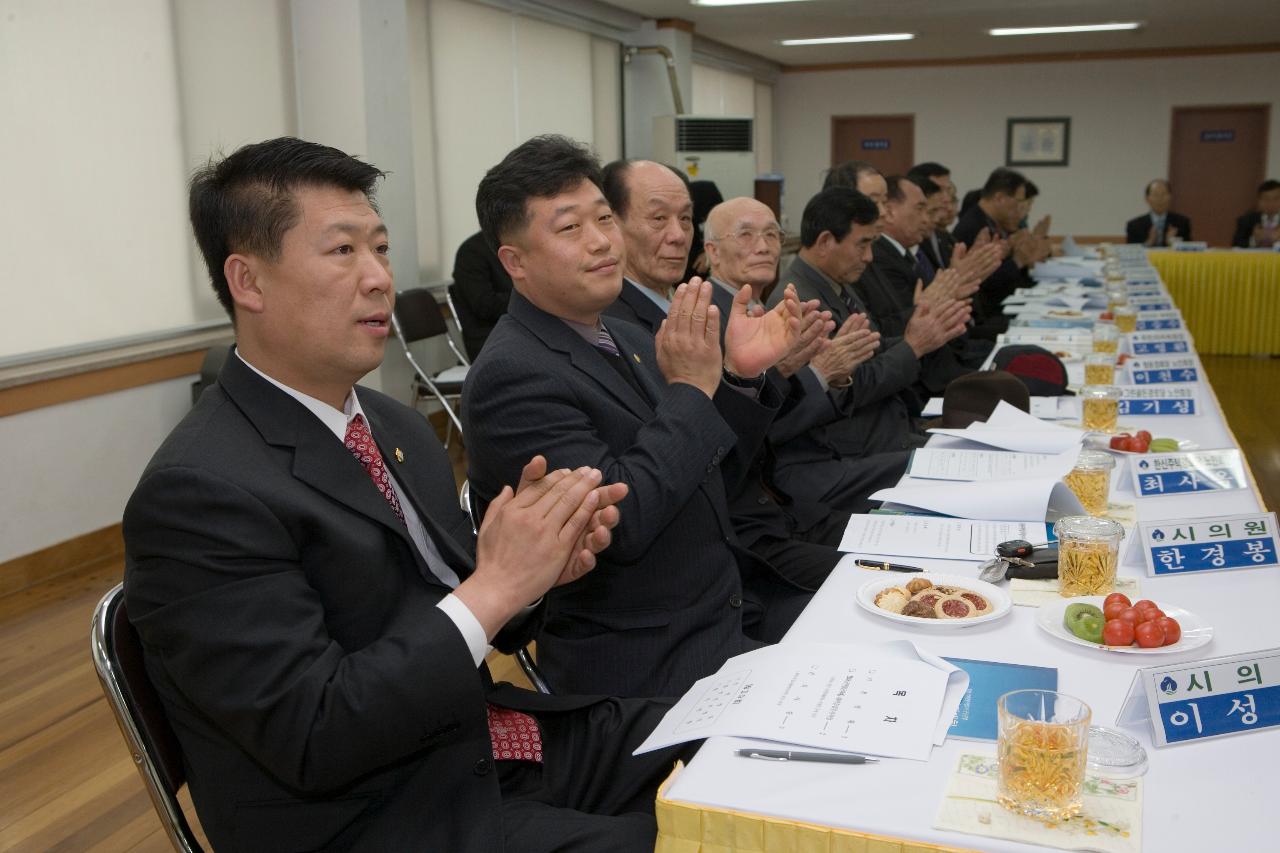 박수를 치시는 나운1동 주민과의 간담회에 참석하신 의원님들