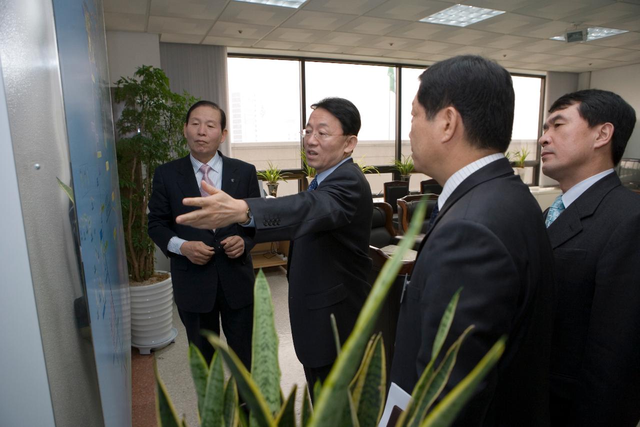 군산시 평면도를 보시며 말씀중이신 김완주 도지사님과 앞에 계신 문동신 시장님2