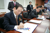 군산자유무역지역 입주기업 투자협약 체결서에 서명하시는 문동신시장님과 기업주들2사진(00008)