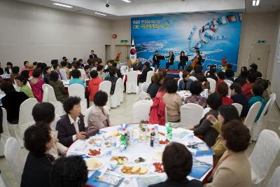 군산시 부녀회원초청 시정보고회 축하 현악연주 공연을 보고있는 부녀회원들1