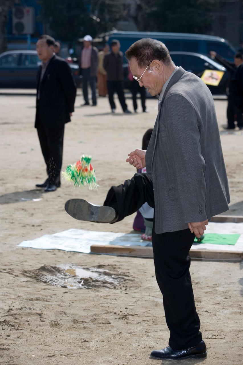 제기차기를 하시는 정월대보름 행사장에 오신 시민