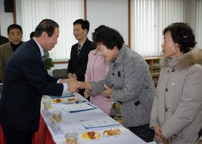 회현면 주민과의 간담회에 참석하신 주민대표와 악수하시는 문동신 시장님2