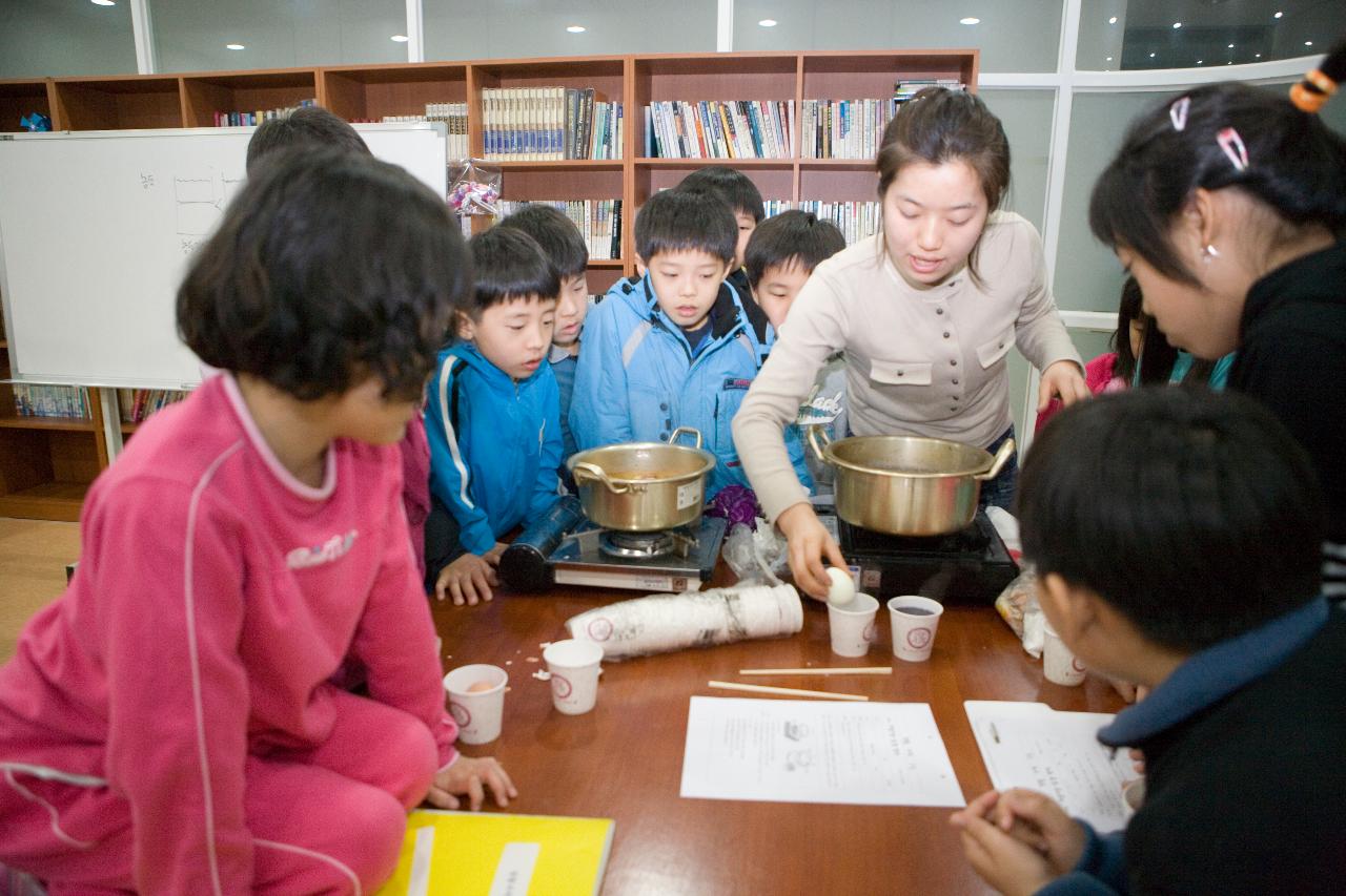 실습 설명을 듣고있는 어린이들의 모습1