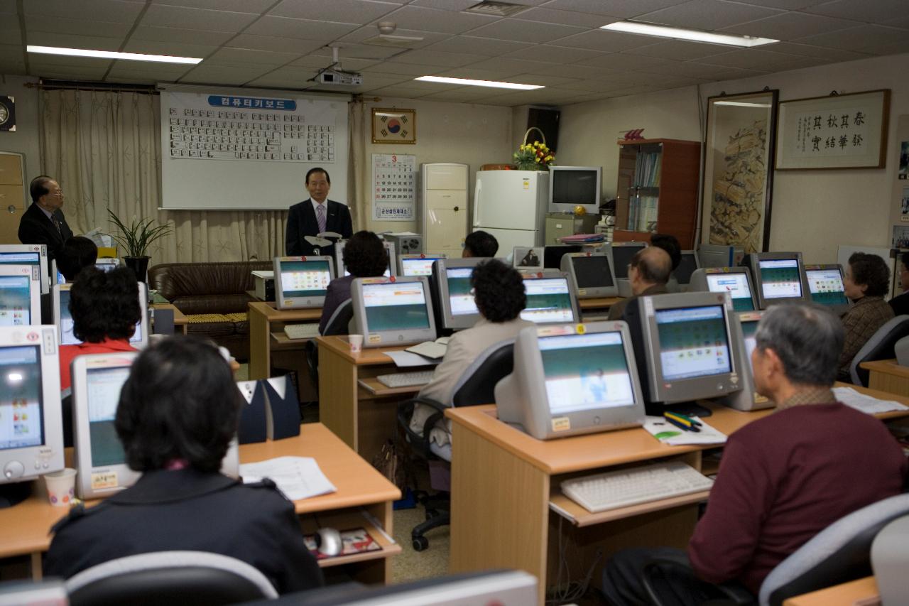 노인인터넷교육장에 방문하셔서 말씀하시는 문동신 시장님을 바라보는 어르신들의 모습2