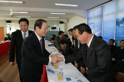 옥구읍 주민과의 간담회에 참석하신 주민대표들과 악수하시는 문동신 시장님3