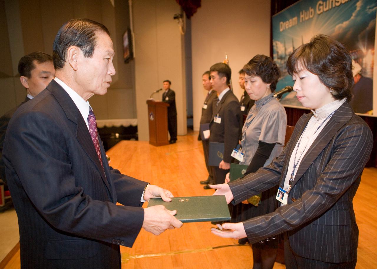 청원에게 표창장을 수여하시는 문동신 시장님8