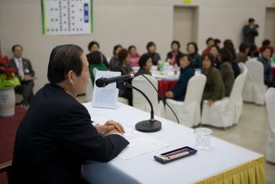 군산시 부녀회원초청 시정보고회 인사말을 하시는 문동신 시장님과 참석한 부녀회원들2