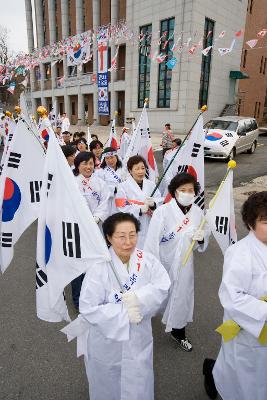 하얀 옷을 입고 태극기를 들고 행진 하는 3.5재현행사에 시민들2