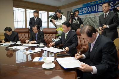 군산영어마을조성 협약 체결서에 서명하시는 문동신 시장님과 김완주 도지사님과 관련인사들1