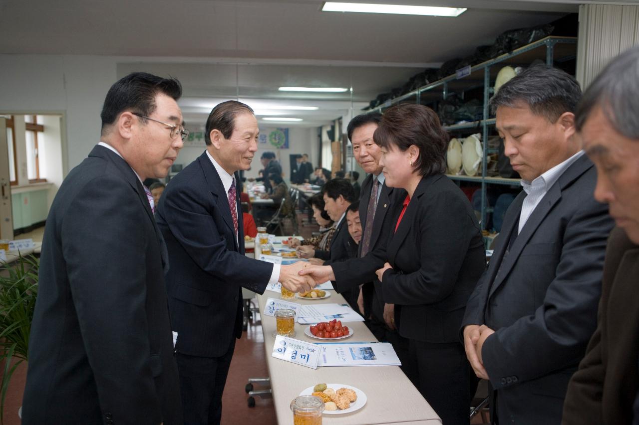 개정면 주민과의 간담회에 참석한 주민대표님과 악수하시는 문동신 시장님2