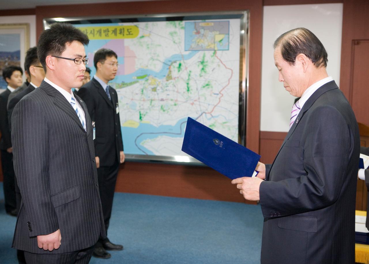 직원들에게 사령장을 교부하시는 문동신 시장님15