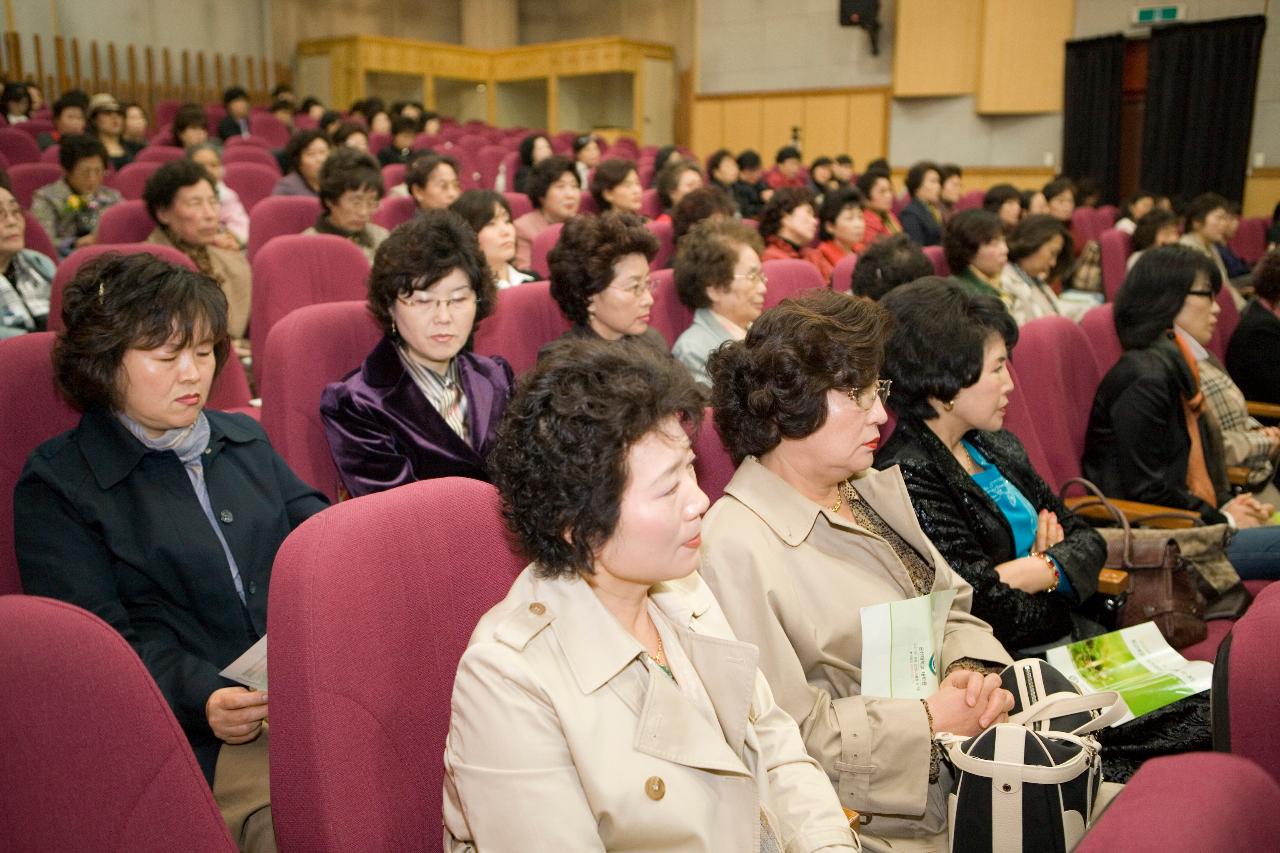 최고여성지도자과정 총동문회 이.취임식 및 제14기 입학식장에 오신 분들의 모습1