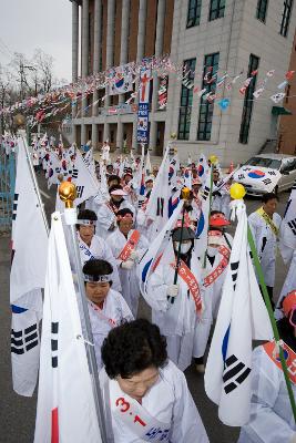 하얀 옷을 입고 태극기를 들고 행진 하는 3.5재현행사에 시민들1