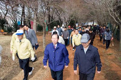 나무심는 곳으로 이동하시는 문동신 시장님과 관련인사들과 시민들2