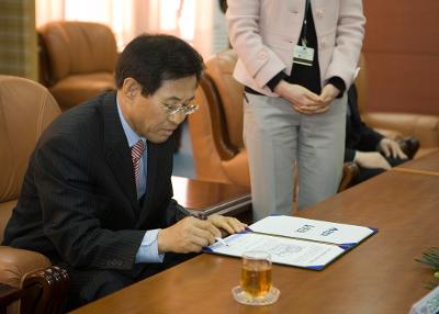 교육발전사업 협약 체결서에 서명하시는 대표님