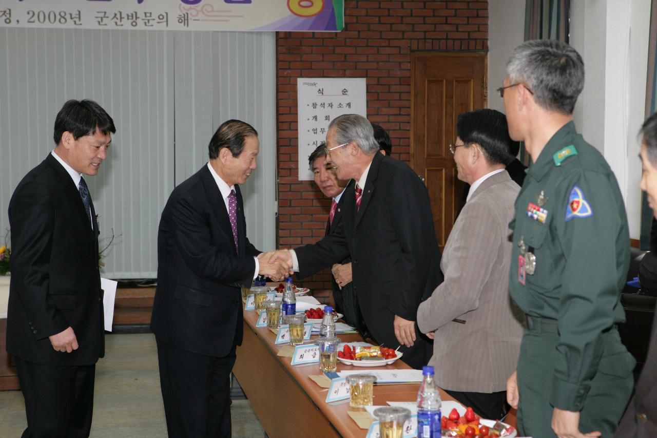 옥서면 주민과의 간담회에 참석하신 주민대표와 악수를 하시는 문동신 시장님1