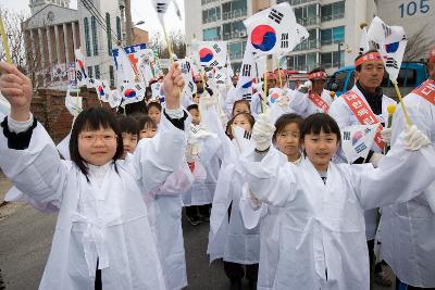 하얀 옷을 입고 태극기를 들고 행진 하는 3.5재현행사에 참가한 어린이들과 시민들2