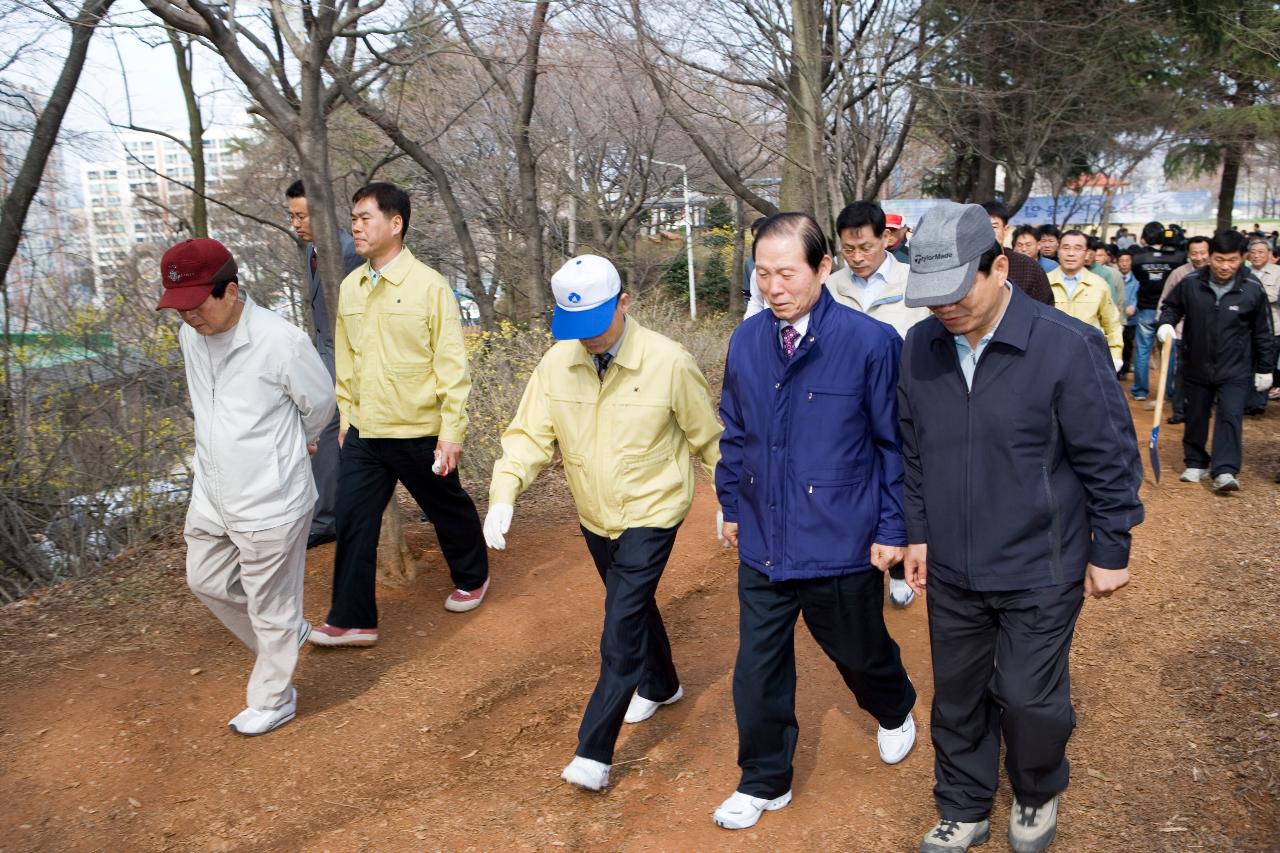 나무심는 곳으로 이동하시는 문동신 시장님과 관련인사들과 시민들1