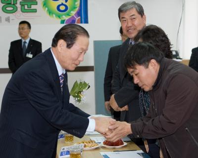 옥산면 주민과의 간담회에 참석하신 주민대표님과 인사하시는 문동신 시장님1