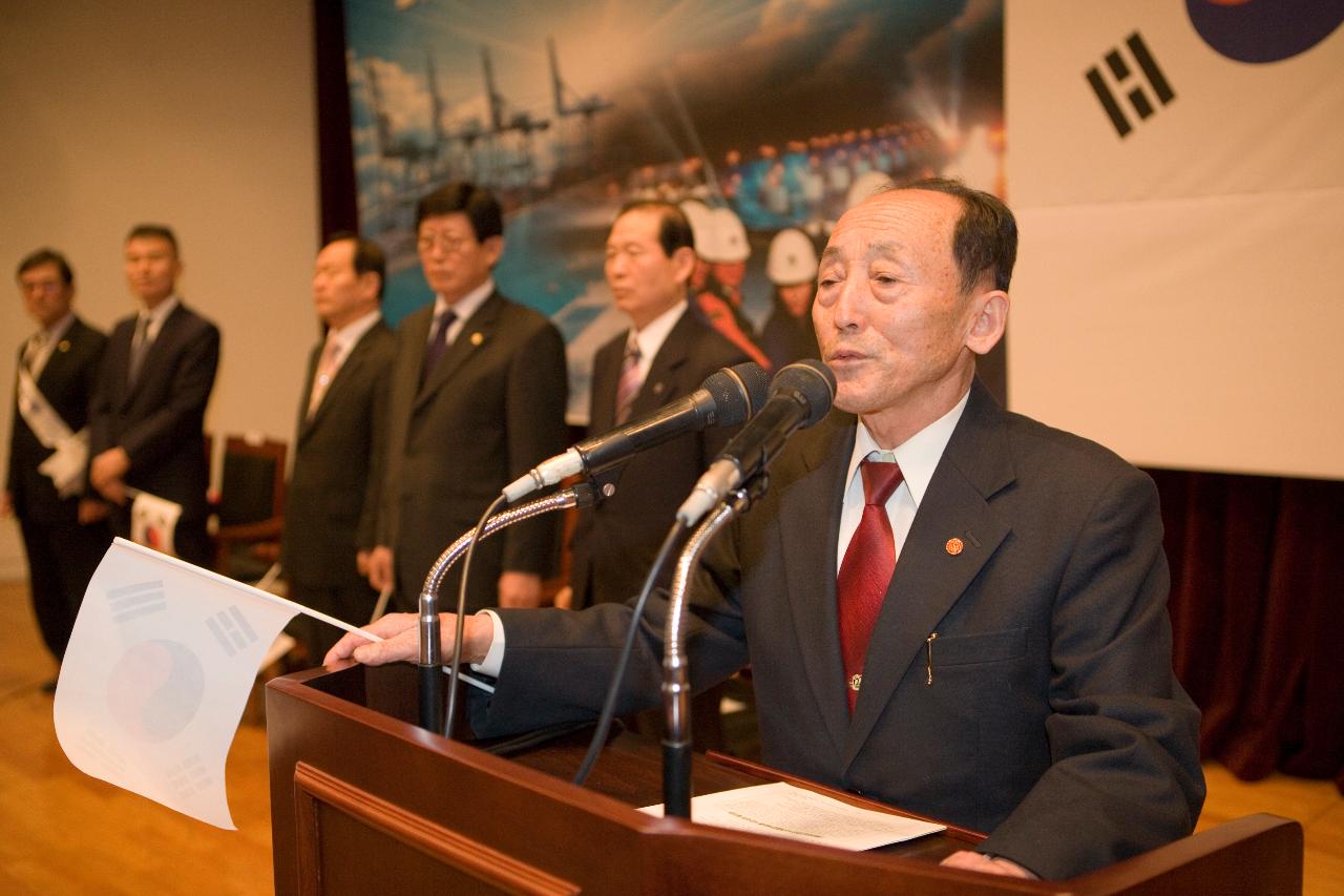 단상에서 작은 태극기 깃발을 들고 인사말을 하시는 의원님 대표와 뒤에 서계시는 문동신 시장님과 의원님들의 모습