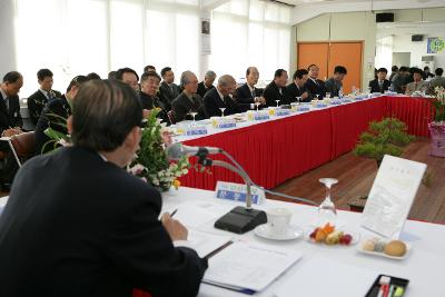 옥구읍 주민과의 간담회가 진행되고 있는회장 안의 모습