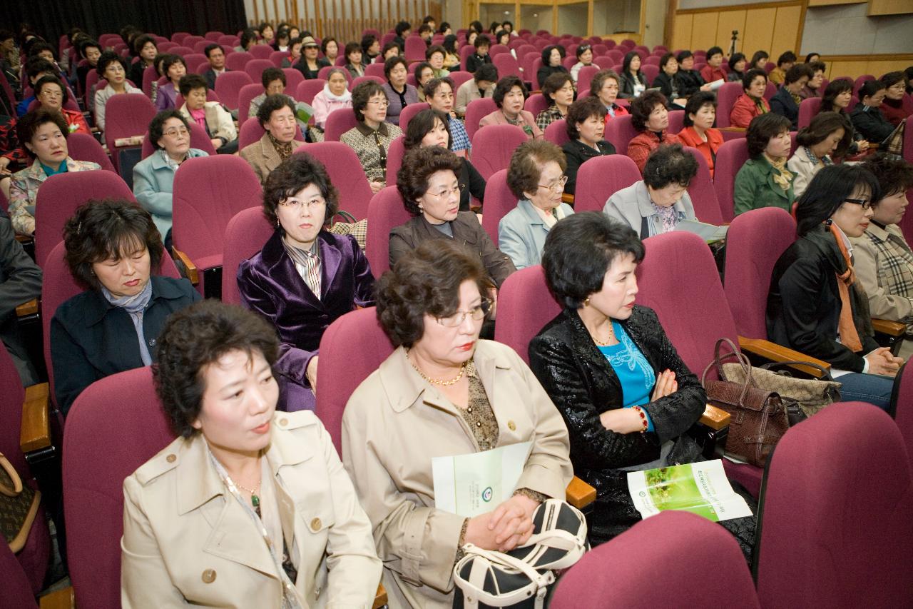 최고여성지도자과정 총동문회 이.취임식 및 제14기 입학식장에 오신 분들의 모습2