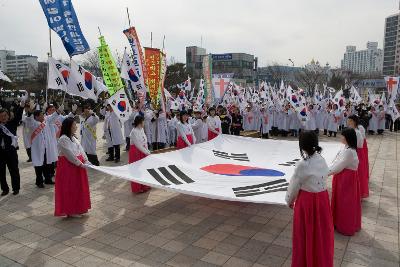 큰 태극기를 펼쳐서 서있는 여성 참가자들과 둘러싸고 있는 태극기 깃발을 들은 참가자들의 모습2