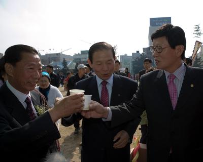 정월대보름 행사 기념 축배를 드시는 문동신 시장님과 의원님들의 모습