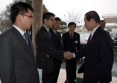 개정면사무소 직원과 악수하시는 문동신 시장님2