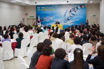 군산시 부녀회원초청 시정보고회 인사말을 하시는 문동신 시장님과 참석한 부녀회원들3