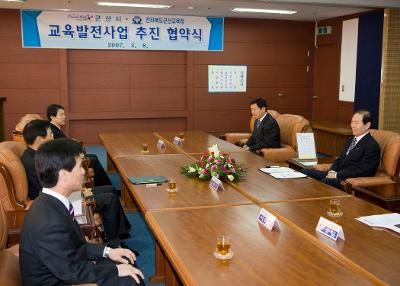 교육발전사업 협약식이 진행되는 회장 안에 모여있는 임원들과 문동신 시장님의 모습2