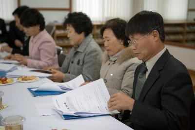 회현면 주민과의 간담회 자료를 보고계시는 주민대표들2