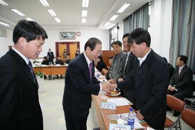 옥서면 주민과의 간담회에 참석하신 주민대표와 악수를 하시는 문동신 시장님2