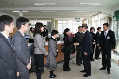 옥구읍사무소 직원들과 악수하시는 문동신 시장님1