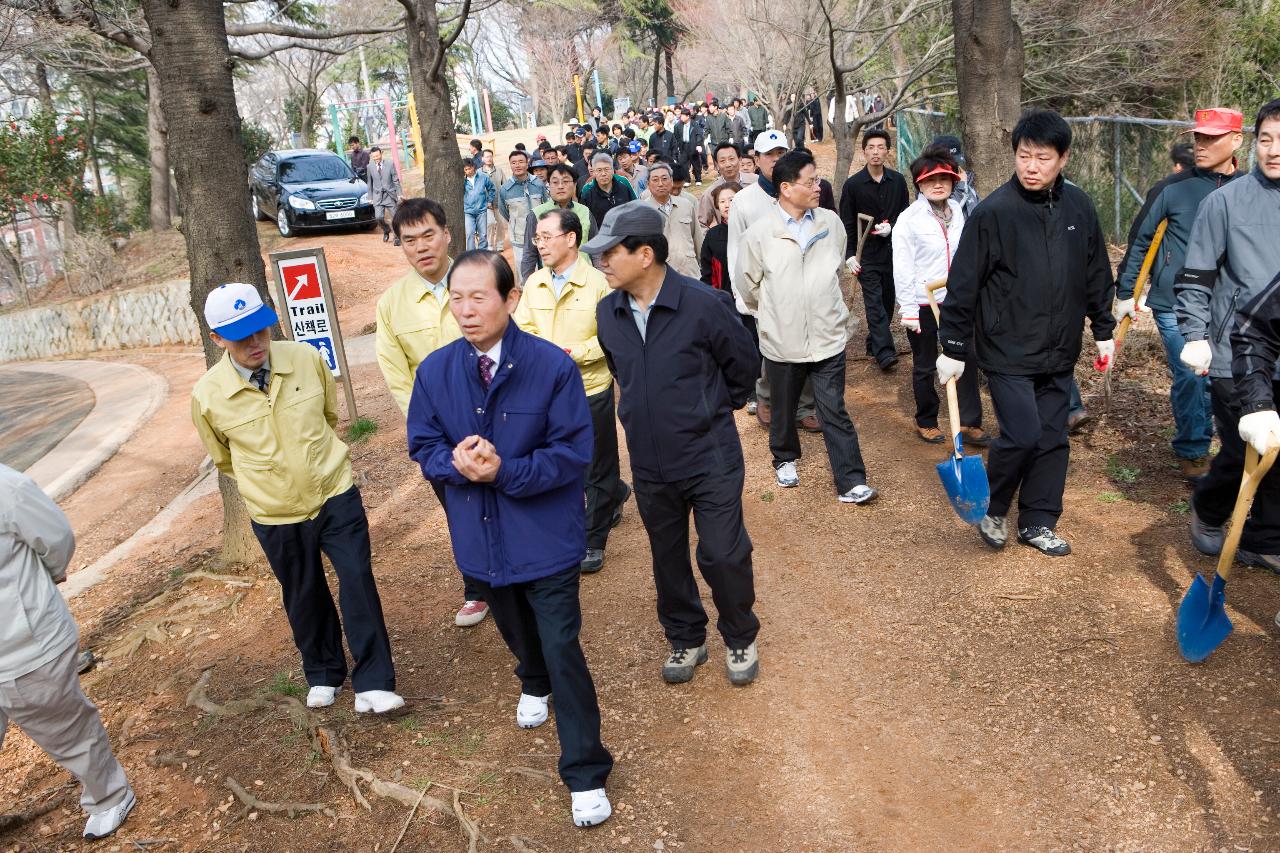 나무심는 곳으로 이동하시는 문동신 시장님과 관련인사들과 시민들3