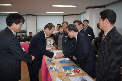 경암동 주민과의 간담회에 참석하신 주민대표님들과 악수하시는 문동신 시장님2