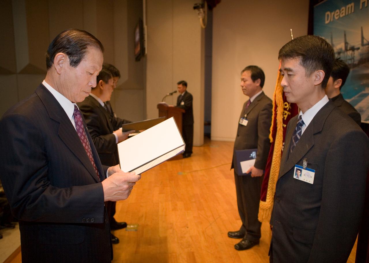 청원에게 표창장을 수여하시는 문동신 시장님3