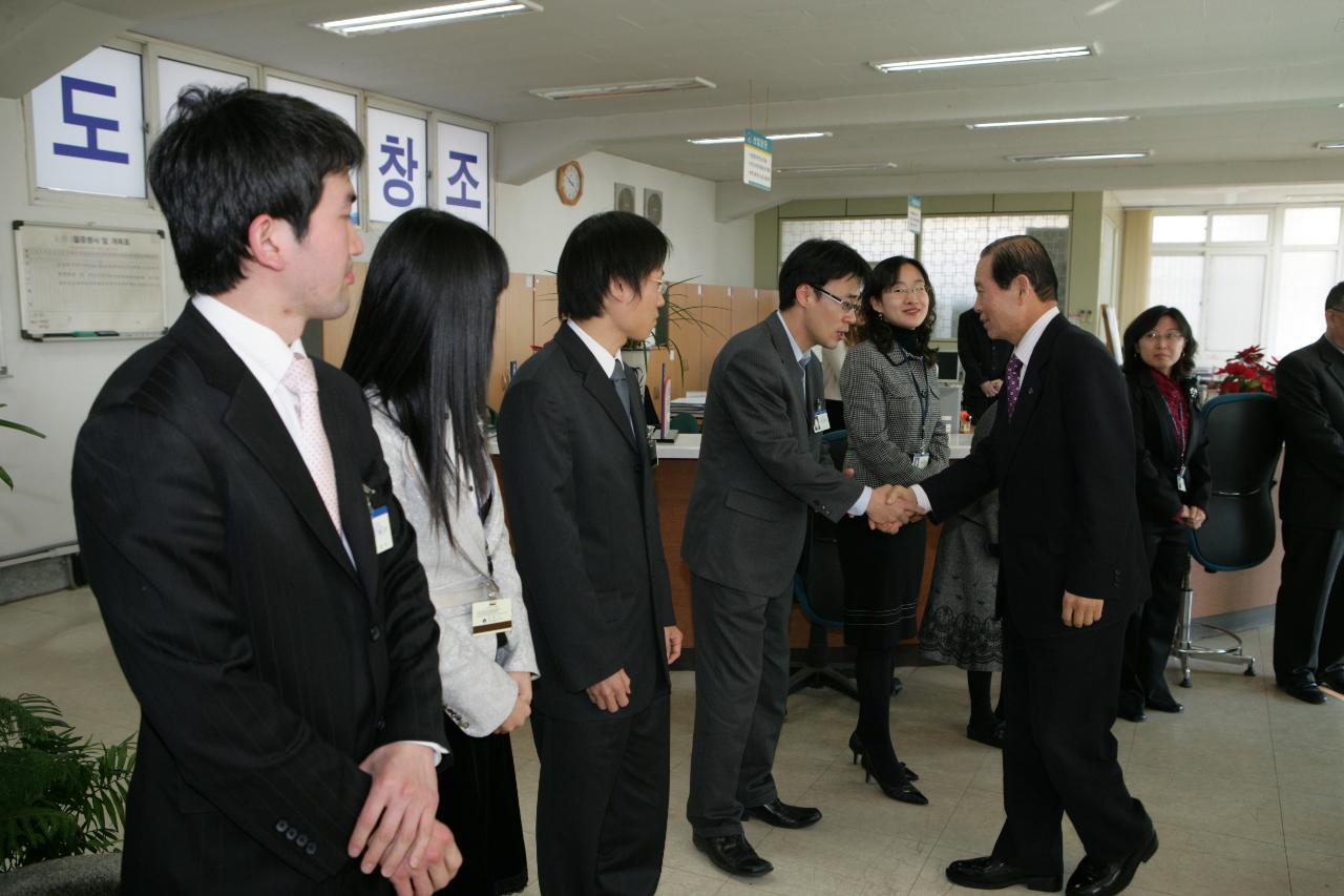 옥구읍사무소 직원들과 악수하시는 문동신 시장님2