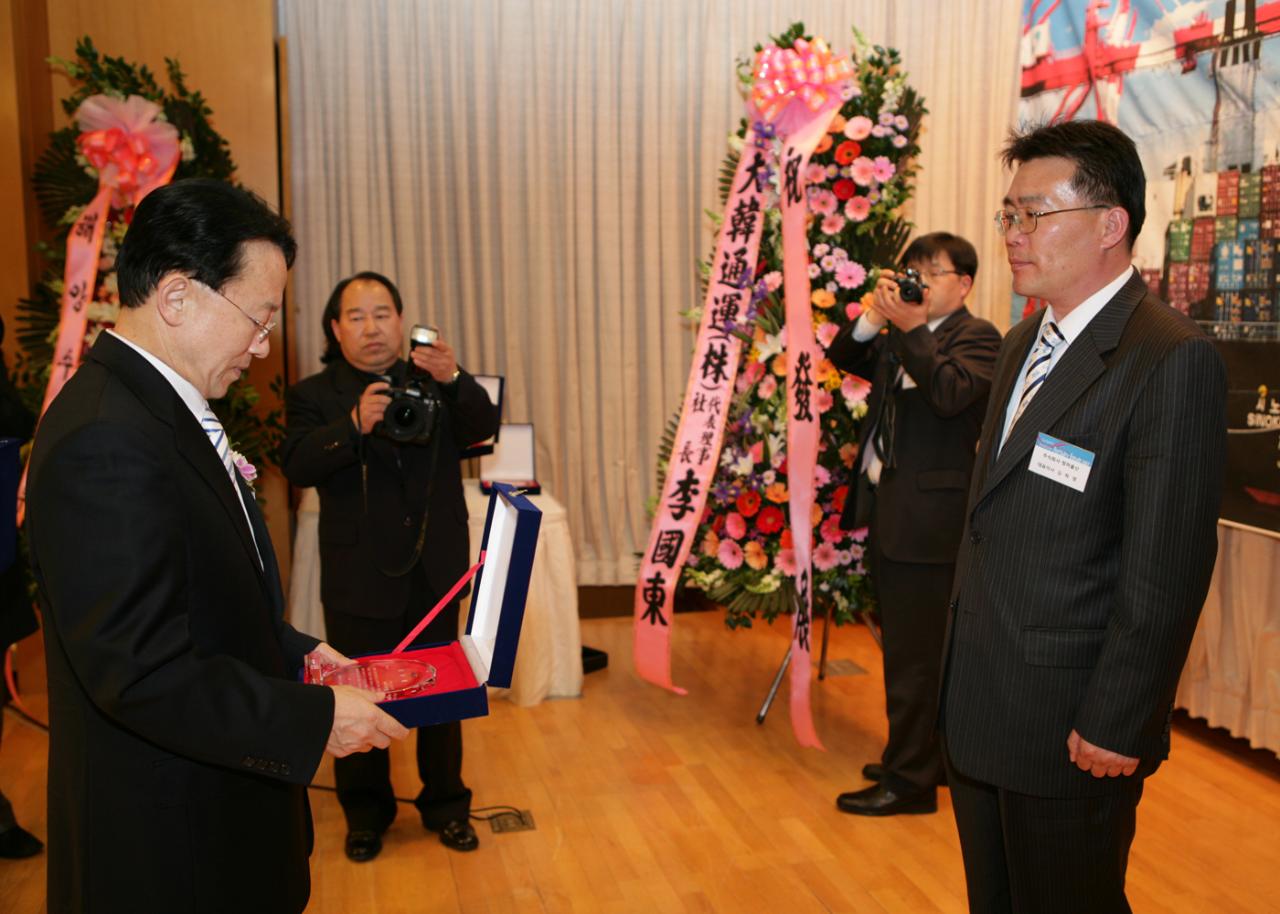 상패를 수여하시는 김완주 도지사님1