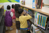 구암 작은도서관에 와서 책을 고르는 어린이들1사진(00006)