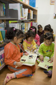 바닥에 앉아서 책을 보는 어린이들1사진(00008)