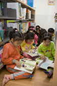 바닥에 앉아서 책을 보는 어린이들2사진(00009)