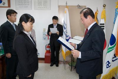 직원들에게 사령장을 교부하시는 문동신 시장님4