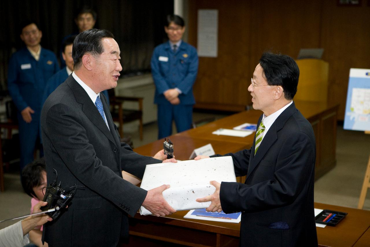 선물을 받으시는 김완주 도지사님