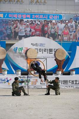 불이 붙어있는 링을 통과하는 특공무술 단원