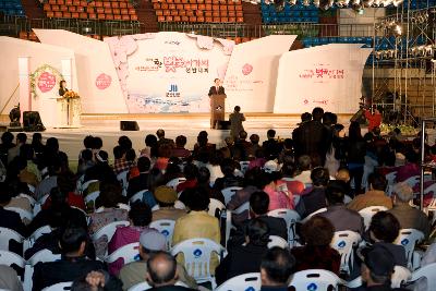 군산 벚꽃아가씨 선발대회 인사말을 하시는 문동신 시장님과 관객석의 시민들 모습2